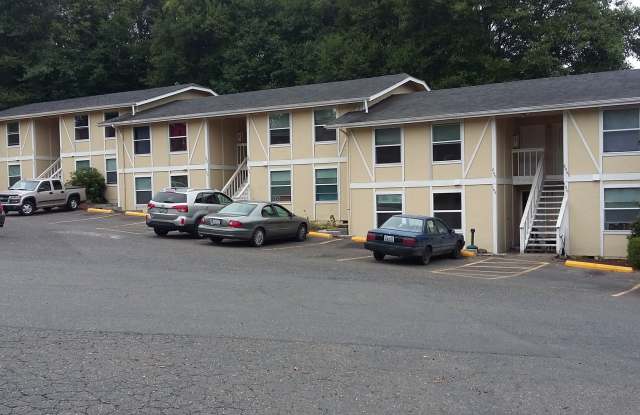 2 bedroom 1 bath Lower Level Apartment in Port Orchard - 1936 Lincoln Avenue Southeast, Port Orchard, WA 98366