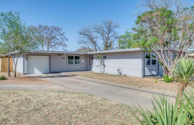 Updated 4 Bedroom Near Tech Campus - 2518 45th Street, Lubbock, TX 79413