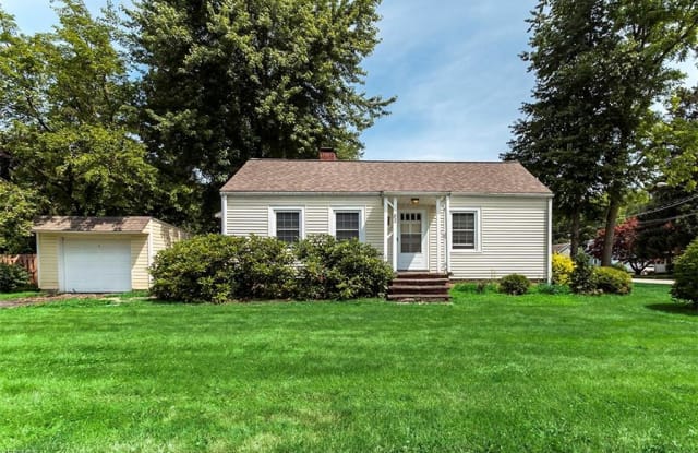 82 Crocker St - 82 Crocker Street, Berea, OH 44017
