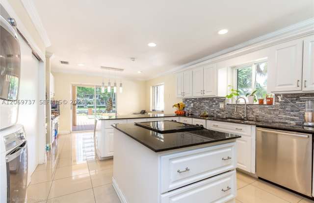 437 Holiday Dr Gallery 4