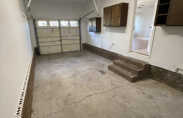 3 bd 1.5 ba Ranch with a garage and screen in deck Gallery 3