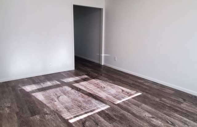 (2) Bed/(1) Bath Updated and Located just East of Campus Avail 8/11! Gallery 4