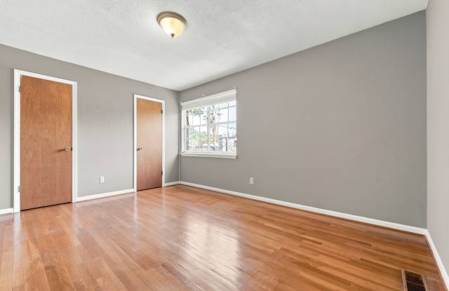 Unbeatable Chapel Hill Location — Across from University Mall, Bus Line, Minutes to UNC Gallery 4