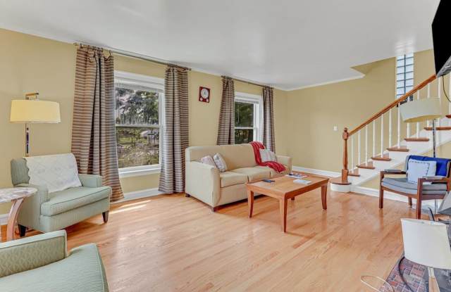Charming 3BR House in South Shore Chicago Gallery 4