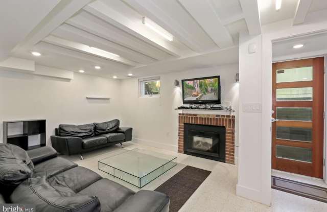 3640 EVERETT ST NW Gallery 1