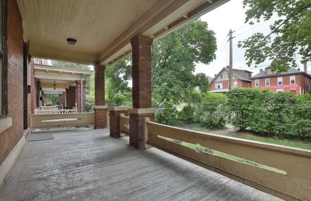 Great CENTRAL Location 5 Bedroom House - Virtual Showings Available Gallery 3