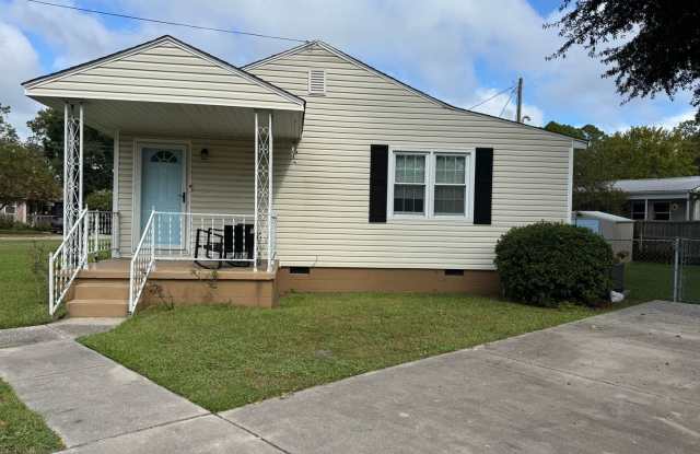Charming 2BR/2BA Home Near Historic Downtown New Bern Gallery 4
