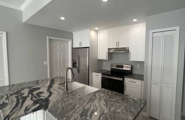 Bright & Modern Harbour Island Condo Gallery 4