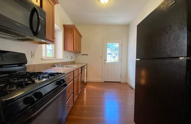 Spacious Two Bedroom Townhouse in Squirrel Hill! Fully Equipped Kitchen & W/D Included! Call Today photos photos