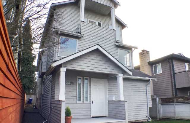 LARGE HOUSE 4 BEDROOMS 2 CAR GARAGE photos photos