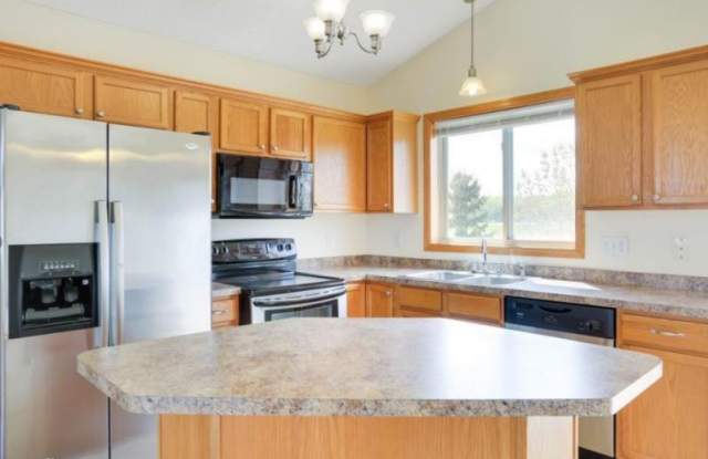 100 Arabian Ave E - 100 Arabian Ave W, Shakopee, MN 55379