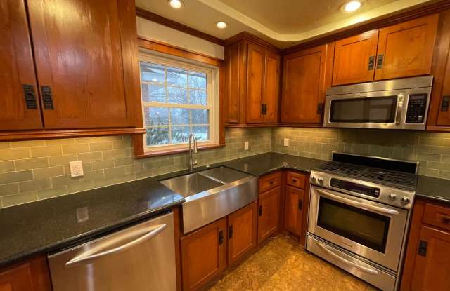 Beautiful 3 bed 1 Bath! Located in the Village! Gallery 4
