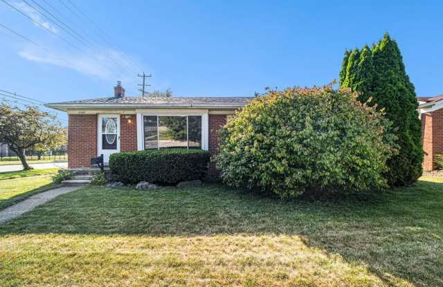 Charming 3BR Warren Home w/ Deck and Garden Backyard Gallery 1