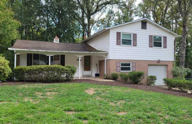 Spacious 4 Bed 3 Bath Home With Fully Fenced Yard In Amenity-Rich Kings Park West - 10013 Eastlake Drive, Kings Park West, VA 22032