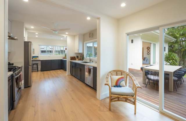 Majestic Retreat: Close to Beach, Designer Details, Expansive Rear Deck Views Gallery 4