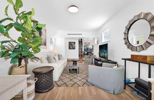915 8th St photos photos