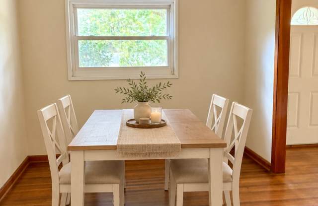 Charming 3-Bedroom Home in Center Point - Convenient Location! Gallery 3