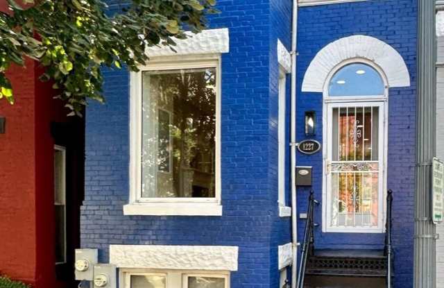 1227 LINDEN Place NE photos photos