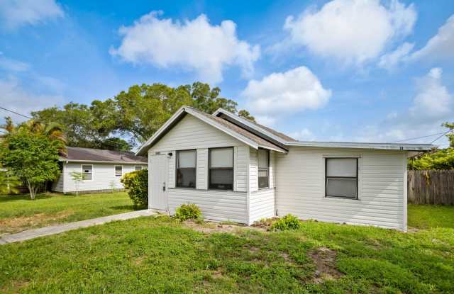 Won't Last! Apply NOW! App fee REDUCED $25 ASAP $1995 3br/1bath CUTE House w/ HUGE YARD *** Newly Remodeled **** photos photos