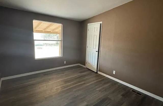 Spacious 4-Bedroom Home with Large Fenced Yard Gallery 4