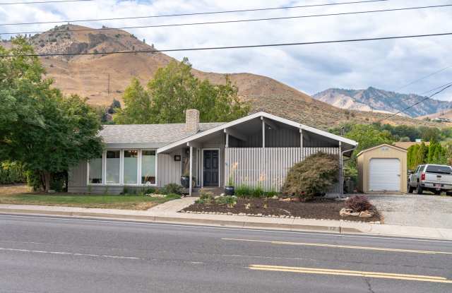 3 Bedroom 2 Bath Fully Fenced Back Yard photos photos