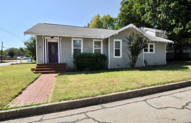 FOR LEASE! 3 BR - 1 BA - 1 Car Garage - 1,350 sf Frame Home in aGreat Location Near Downtown Weatherford photos photos