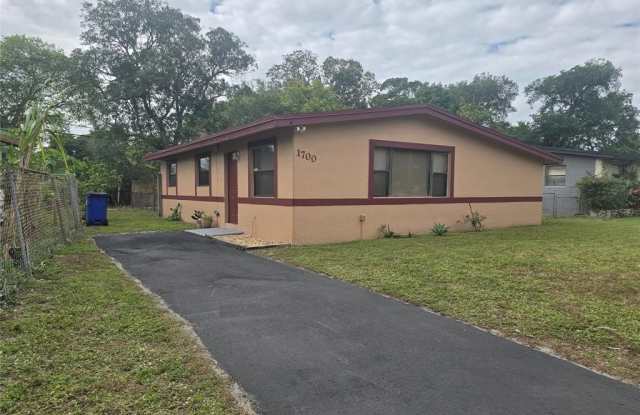 1700 NW 15th Ter photos photos