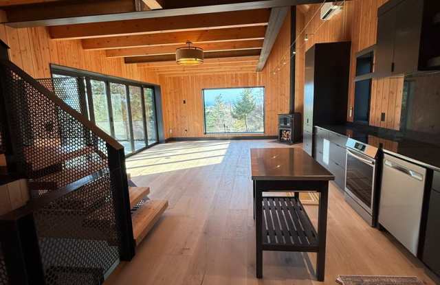 2 Bedroom / 2.5 Bathroom Modern Mountain Home! Gallery 1