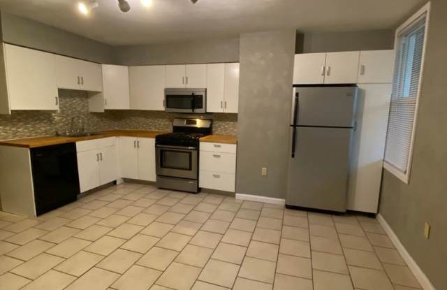 3 BR / 2 Full Bath House Now Showing! Gallery 1