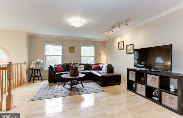 20577 TRIPLE CROWN COURT Gallery 4