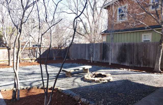 NW Bend 3x2 single-story hidden gem with huge fenced yard! Gallery 4