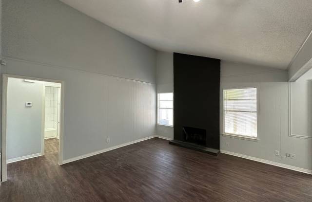 2/2 Duplex near LBJ High Gallery 4