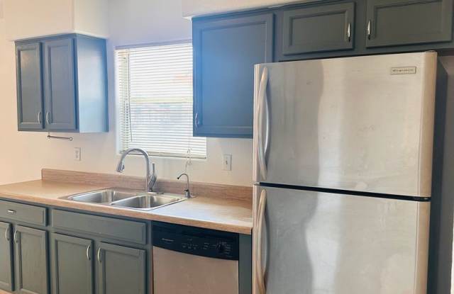 LOVELY HOME - 2 BEDROOM PLUS LARGE DEN - LARGE YARD photos photos