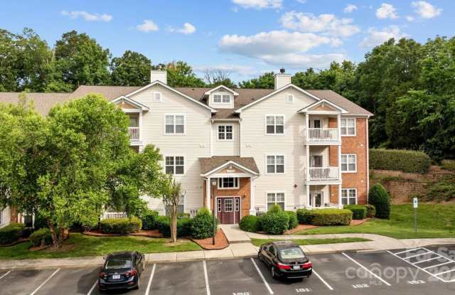 Room in 3 Bedroom Home at Hyde Glen Ct Gallery 4