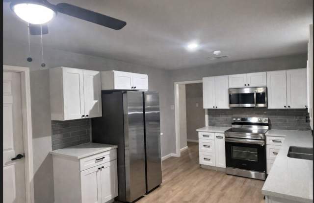 House For Rent 806 E Mountain St, Seguin, TX 78155 Gallery 4
