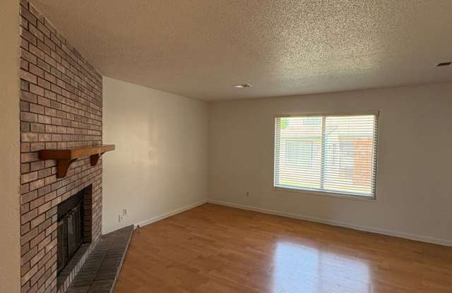 Updated 3 Bedroom 2.5 Bath Townhome photos photos