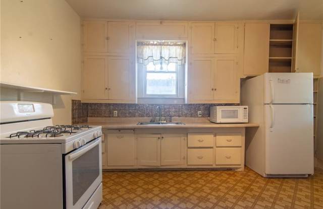 2 Bedroom House in Brownwood ~ 1.4 Miles to Howard Payne University - 2202 Avenue D, Brownwood, TX 76801