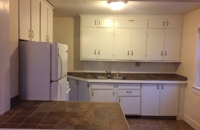 1 BR Upper Apartment Near Downtown Gallery 3