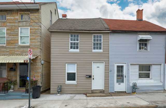 Available Now! 2 Bedroom House with Parking-York City SD - 131 North Pine Street, York, PA 17403