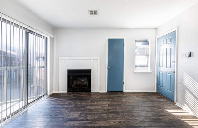Large Renovated 2Bed 2Bath Apartment Gallery 3
