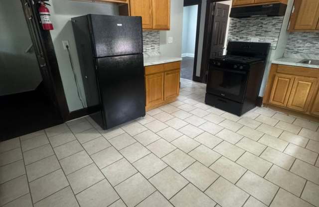 304 Goffe Street - 2 photos photos