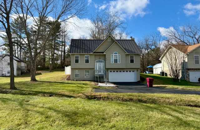 Beautiful Home behind ETSU and 5 minute drive to VAMC - 1718 Concord Street, Johnson City, TN 37604