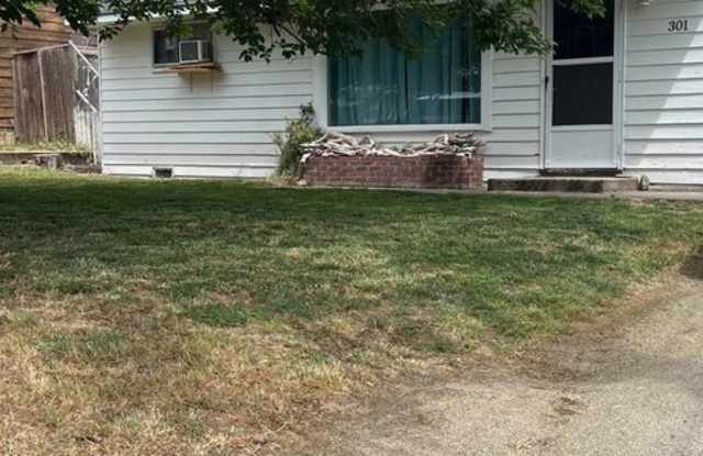 Located by Ashland Hospital, 3bedroom, 1 bathroom home with yard!! - 301 Maple Street, Ashland, OR 97520