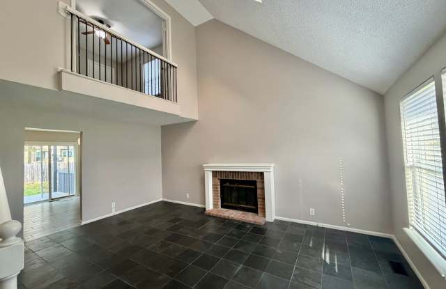 {10639} Spacious Duplex in Prime Location + Finished Basement + Award Winning Blue Valley Schools Gallery 4