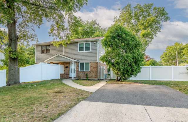 72 Tudor Lane - 72 Tudor Lane, Bay Shore, NY 11706