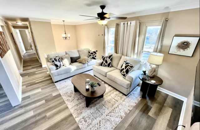 Spacious 3 Bedroom with Outdoor Pool in Mason Gallery 4