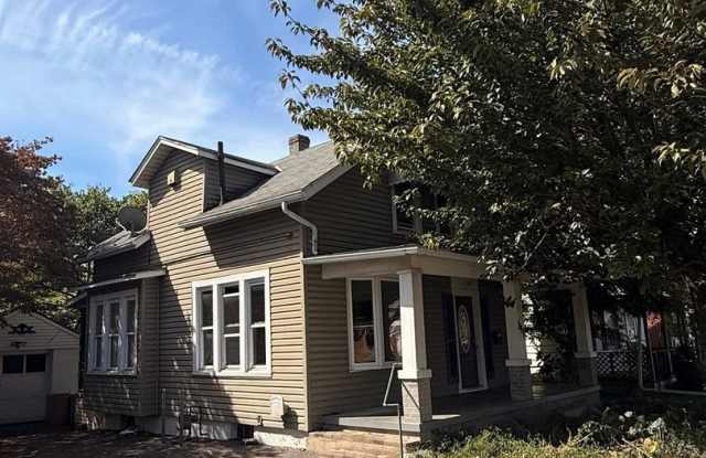 House for rent in Wilson Blvd near Planet Fittness and shopping center. photos photos