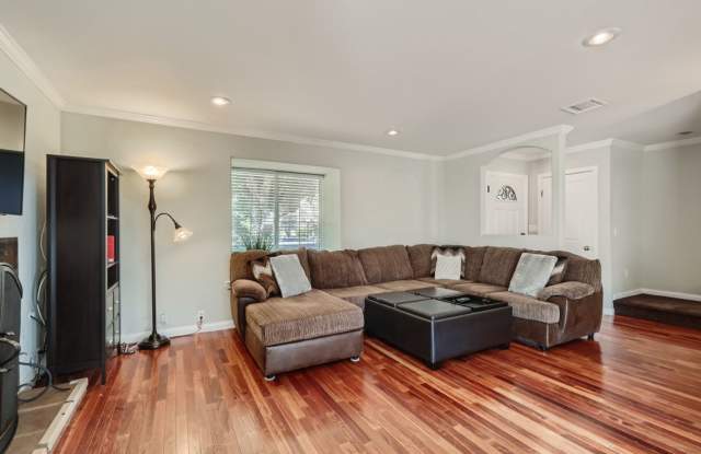 Beautifully partially furnished townhome in Las Vegas Country Club Gallery 4