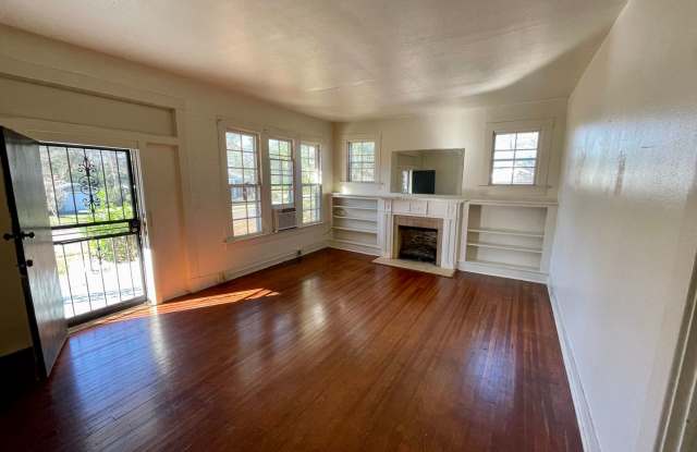 **RENT SPECIAL** 3 Bed 2 Bath House for Rent in Belhaven! Gallery 2