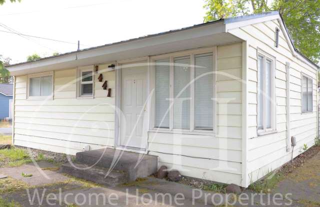 Cozy Clean and Quiet Home with Yard  Office Space photos photos